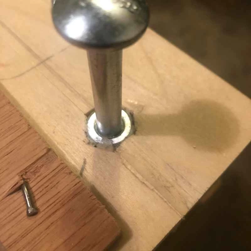 一個帶有螺母的六角形孔