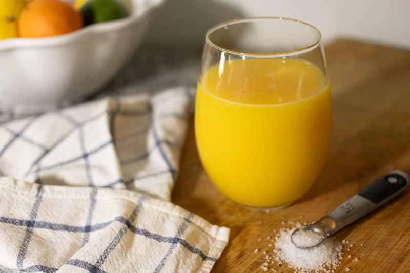 一杯自製的加了楓糖漿的電解質飲料。