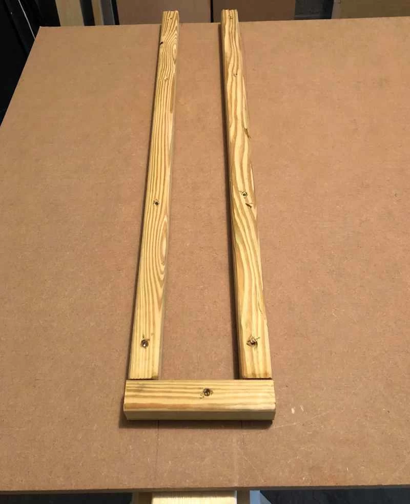 將幾塊1x1英吋的木條用螺絲固定在MDF板上，作為鋸架的支架，以便放入