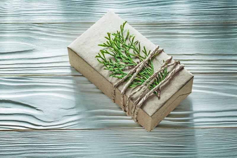 手工編織的禮盒，飾以橫向的側柏枝圖案。