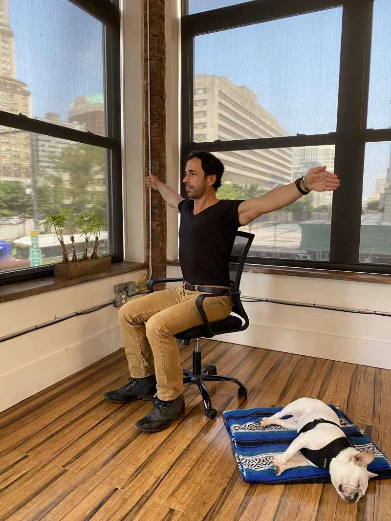 魯迪·格爾曼伸開雙臂平行畫圈