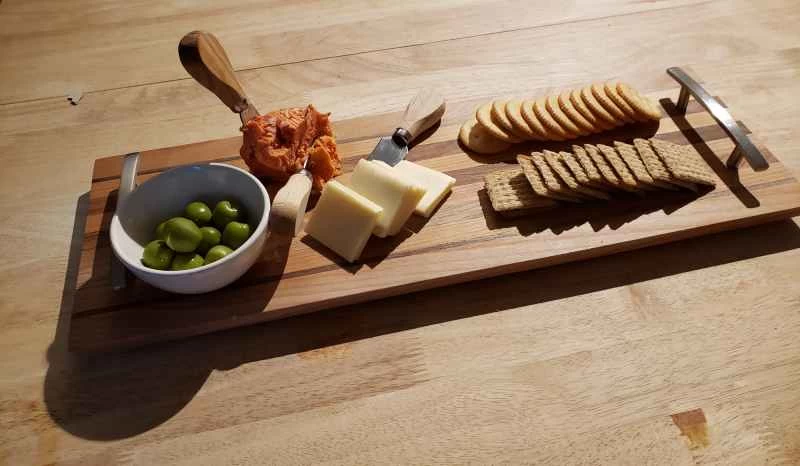 只要再加上把手，自製砧板就能變成自製熟食板。