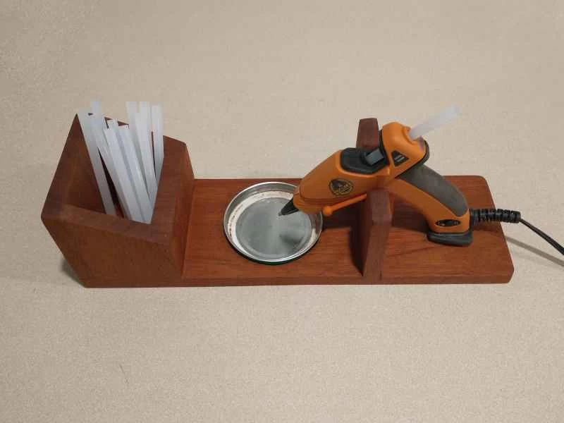 自己做一個熱熔膠槍支架，證明你比那些滾燙的膠水更懂膠水。