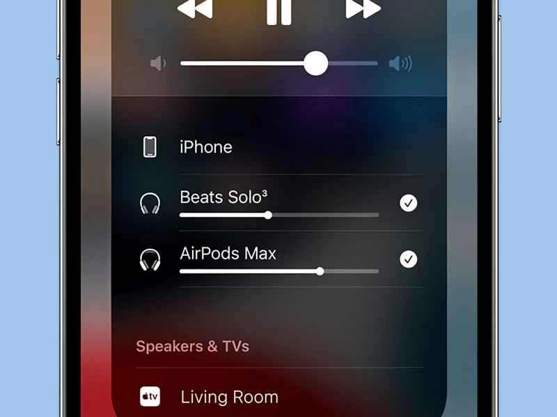 iPhone 上的 iOS 控制中心顯示了「共享音訊」功能的實際應用，兩副耳機（Beats Solo 3 和 AirPods Max）連接到同一支手機。