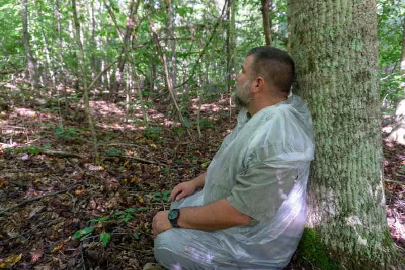 男人穿著垃圾袋