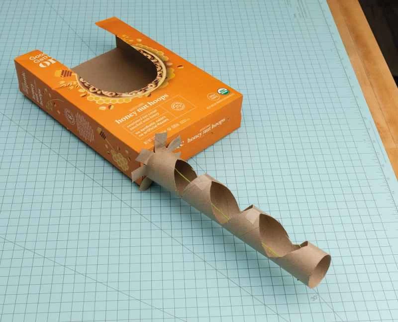 1號紙巾卷黏在了麥片盒上