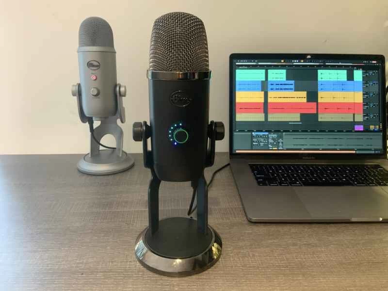 Yeti X 前面是 Yeti 和一台 MacBook