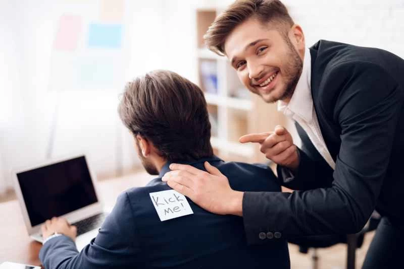 同事惡作劇踢我