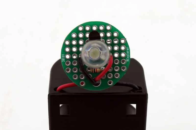 將電池引線安裝到麵包板上