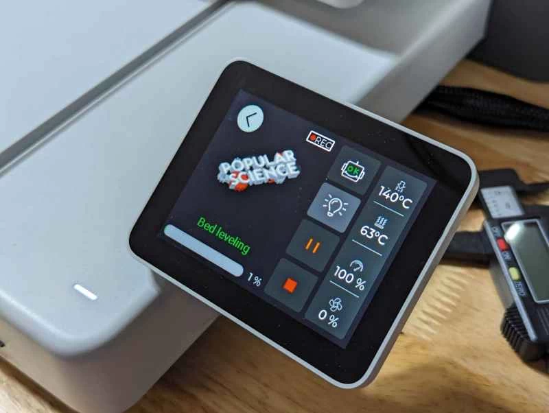 Bambu Labs A1 3D列印機觸控螢幕的特寫