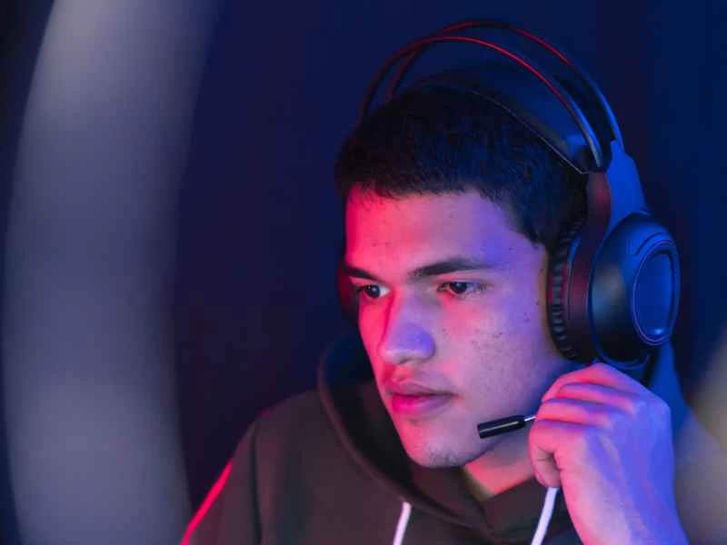 對於聽力障礙人士來說，線上課程很困難。以下是如何解決這個問題。