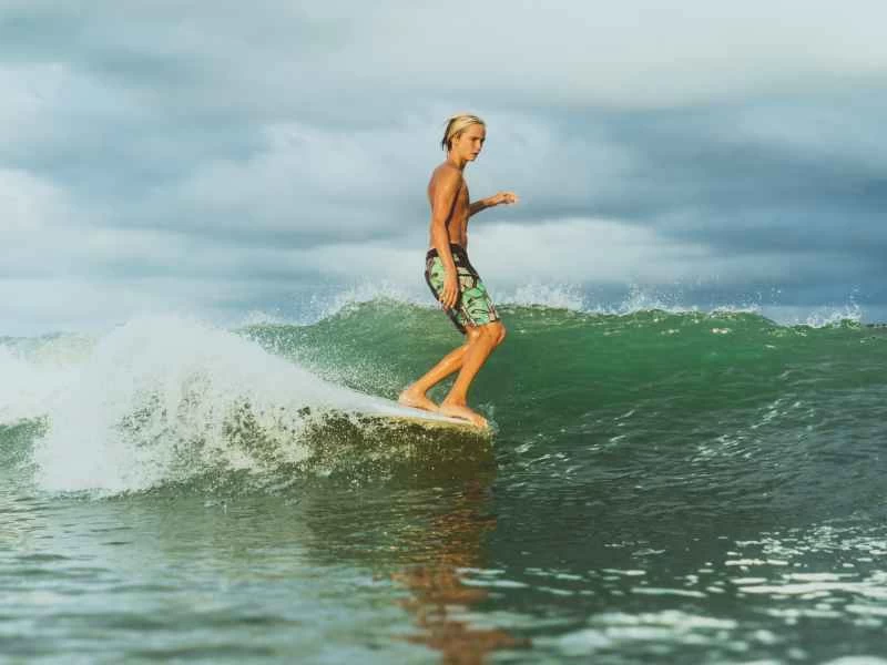 運用物理原理完成反重力衝浪動作