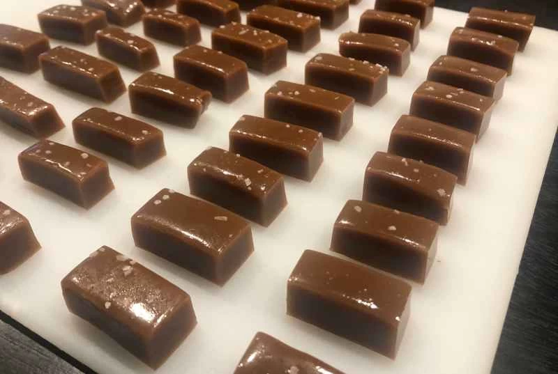 砧板上的耐嚼海鹽焦糖糖果