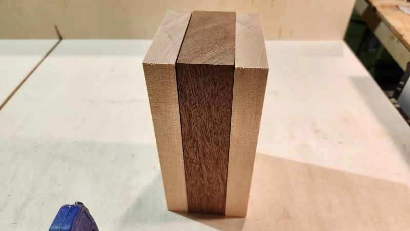 三塊木頭並排擺放，用來製作自製無反彈錘的鎚頭。