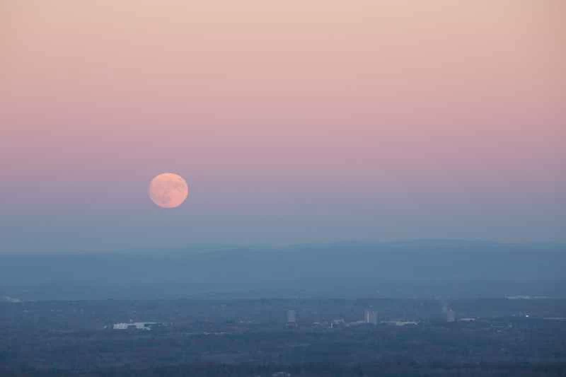 紐約州奧爾巴尼上空的超級月亮