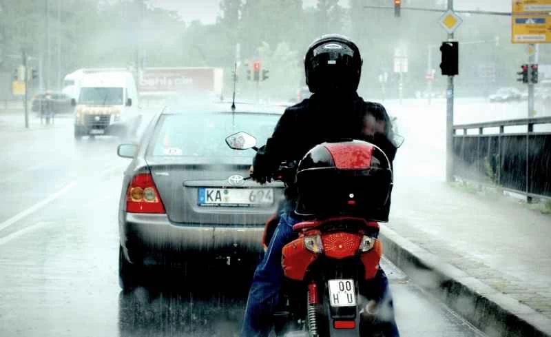 雨中摩托車追撞汽車