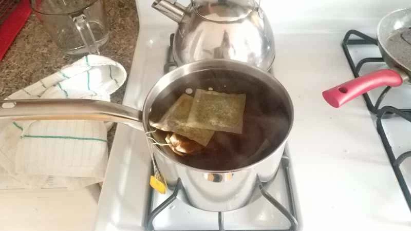 茶壺裡正在泡茶