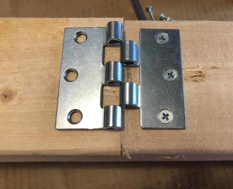 在製作折疊式鋸架時，鉸鏈的兩半需要使用。