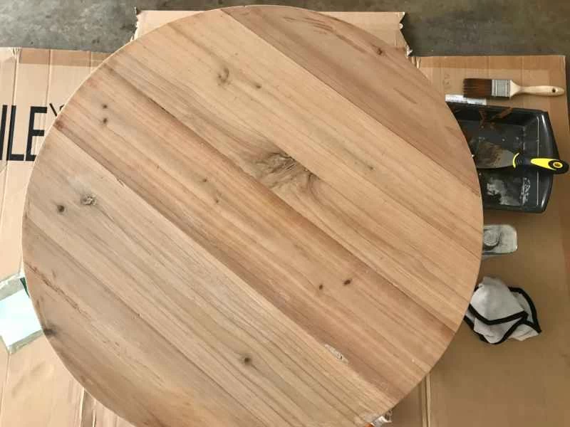 一張未完成的桌子，表面塗層已被去除，木材也經過了打磨。