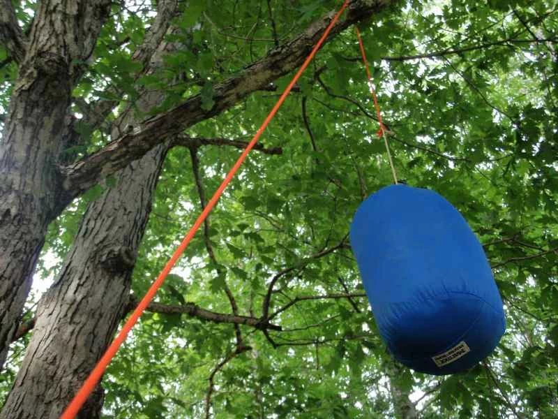 用傘繩固定露營包