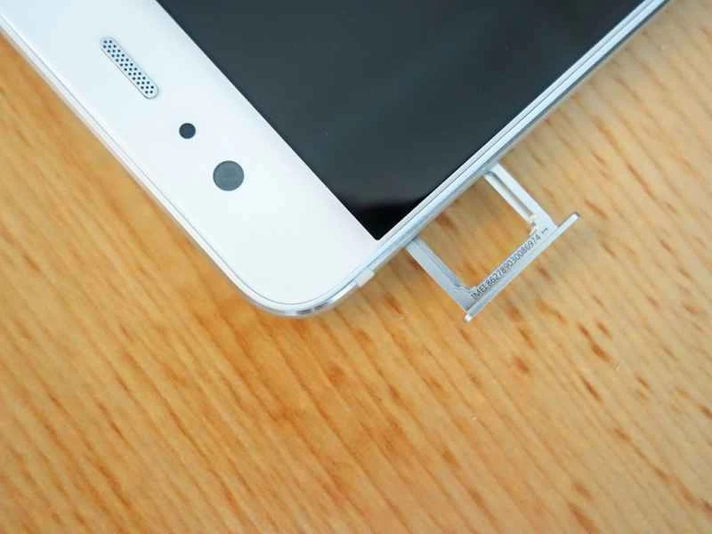 一部內存卡插槽已伸出但為空的手機。