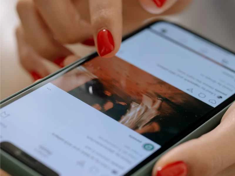 可以將你的 Instagram 訊息流按時間順序排列的按鈕