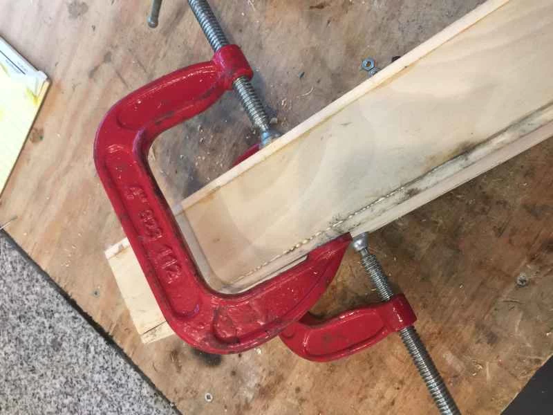 將木板黏合在一起