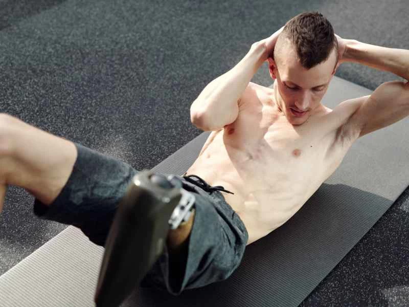 做仰臥起坐的人