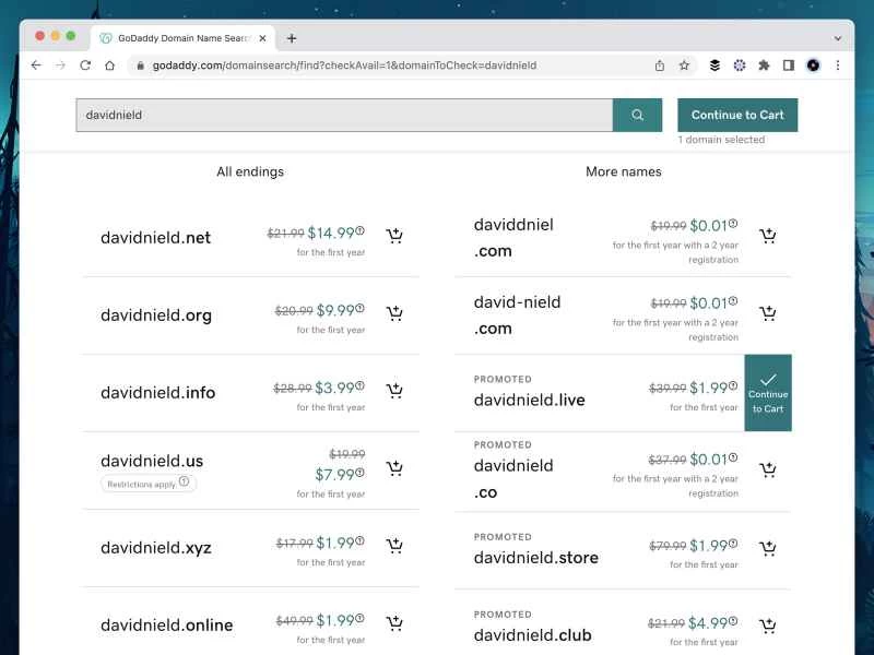 在 GoDaddy 上尋找如何購買網域時，可以看到各種選項和價格。