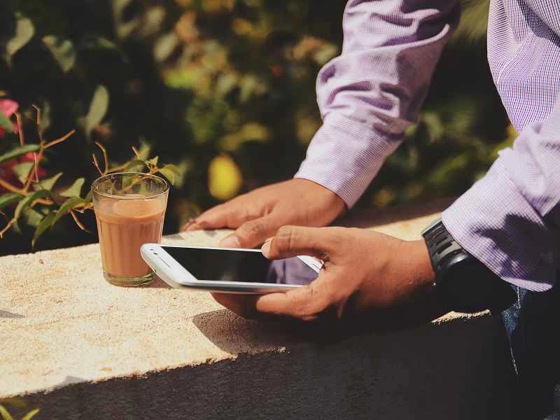 如何將任何檔案儲存到手機中，以便隨時取用