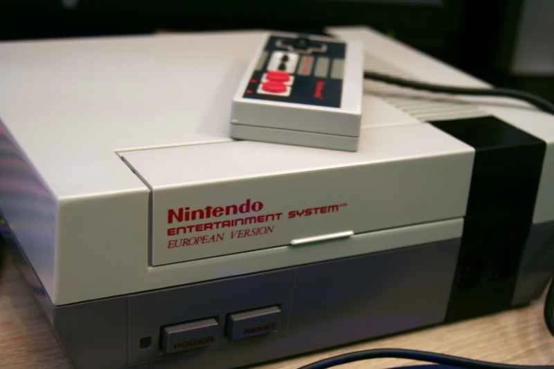 附搖桿的任天堂 NES 遊戲機